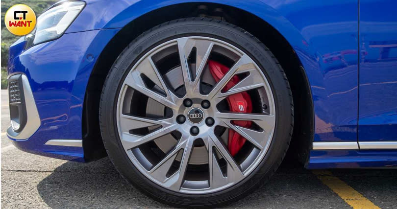 輪胎上的紅色塗裝卡鉗，也是S8才有的專屬設計。（圖／黃耀徵攝）