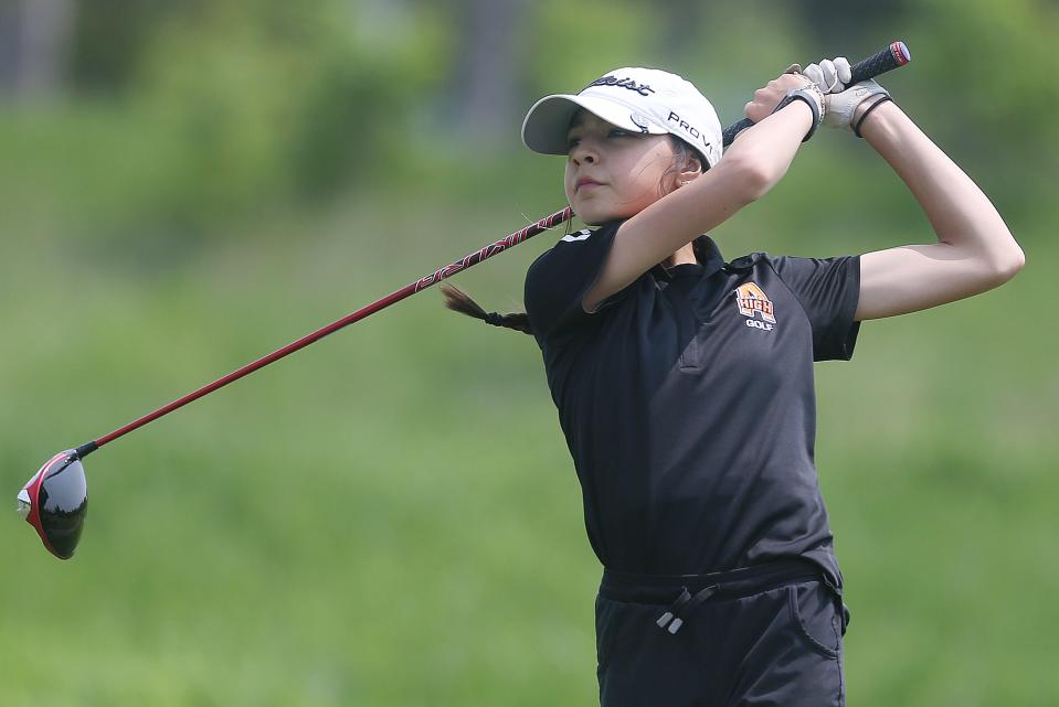 Estelle Wong jugó un papel importante en la clasificación del equipo de golf femenino de Ames para el estado hace un año.