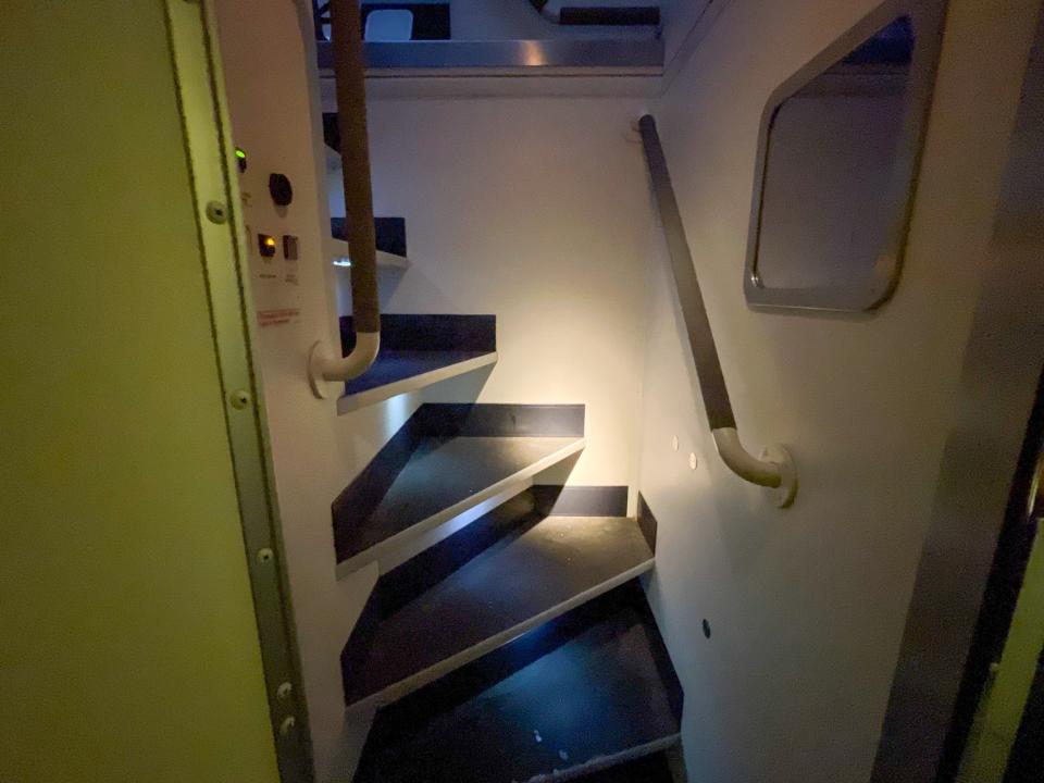 Ein Blick auf die Treppe, über die die Flugbegleiter zu ihren Betten gelangen.