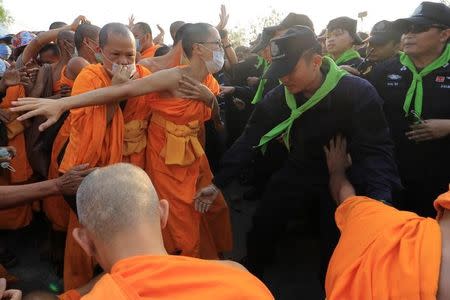 Dhammakaya temple Buddhist monks scuffle with police after they defied police orders to leave the temple grounds to enable police to seek out their former abbot in Pathum Thani, Thailand February 20, 2017. REUTERS/Stringer