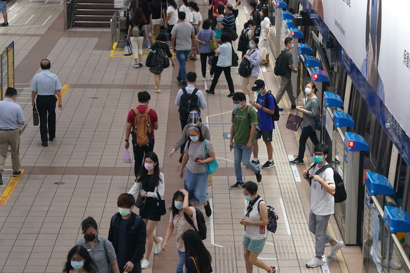 台北捷運南港展覽館站驚傳有男子潑灑不明液體，北市警方獲報後，已將被害人衣物採集送驗並掌握特定對象查緝。（示意圖／中央社資料照）