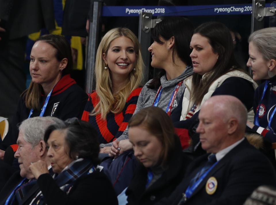 <p>U.S. President Donald Trump’s daughter and senior White House adviser, Ivanka Trump, attends the men’s final alongside White House Press Secretary Sarah Huckabee Sanders (back row, 2nd R). REUTERS/John Sibley </p>