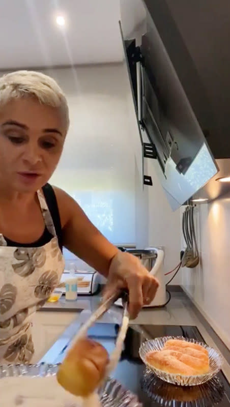 Ana María Aldón cocinando