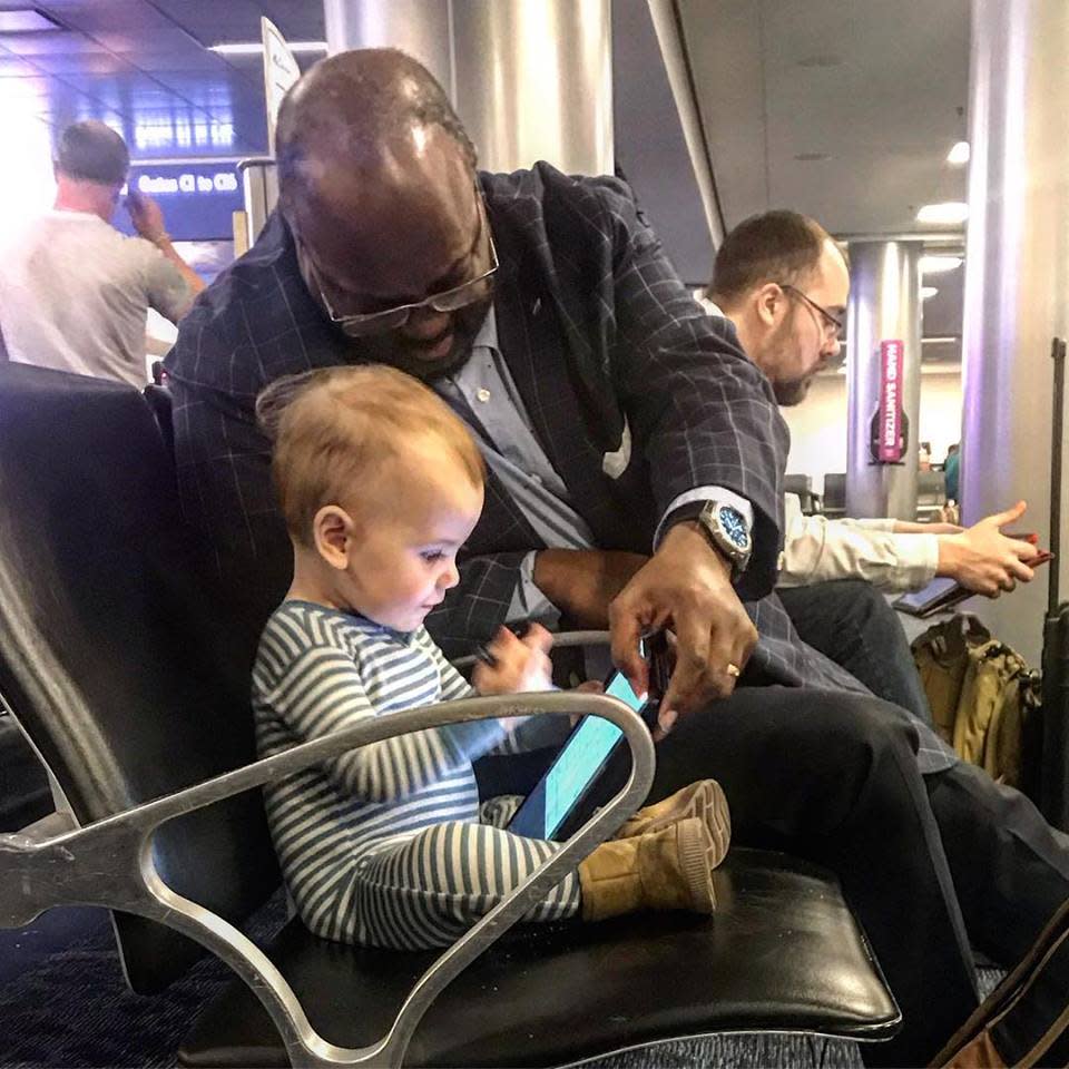 Las Vegas dad Kevin Armentrout took a photo of a stranger bonding with his toddler at the airport. (Photo: Kevin Armentrout via Facebook)
