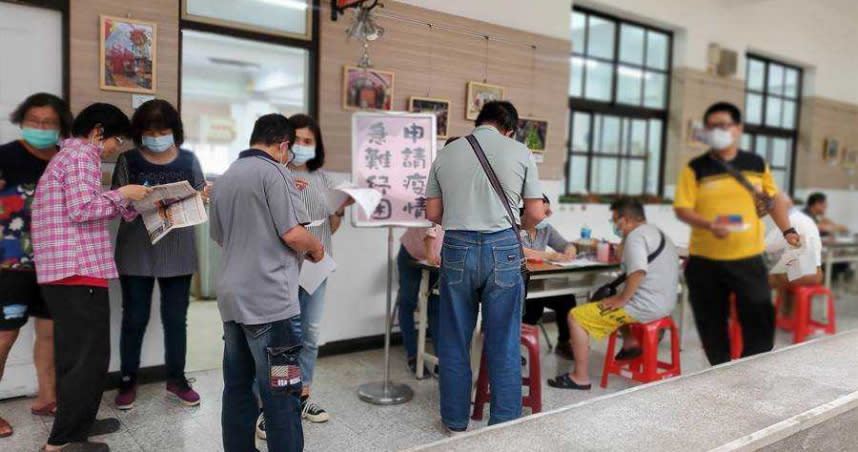 斗六市公所申請的人潮較昨天少，但各式各樣的人都有，包括80歲老人。（圖／中國時報周麗蘭攝）