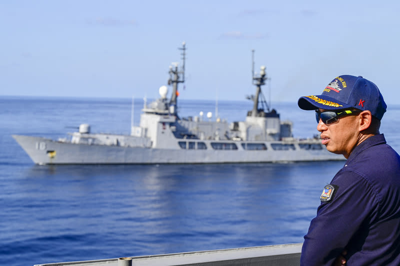 美菲法多邊海上演習海上整補 菲律賓船塢登陸艦「南納卯號」指揮官桑達露 （Marco Sandalo）4月26日觀察海上整補（RAS）演習 情形。 中央社特約記者Edward Bungubung攝  113年5月2日 