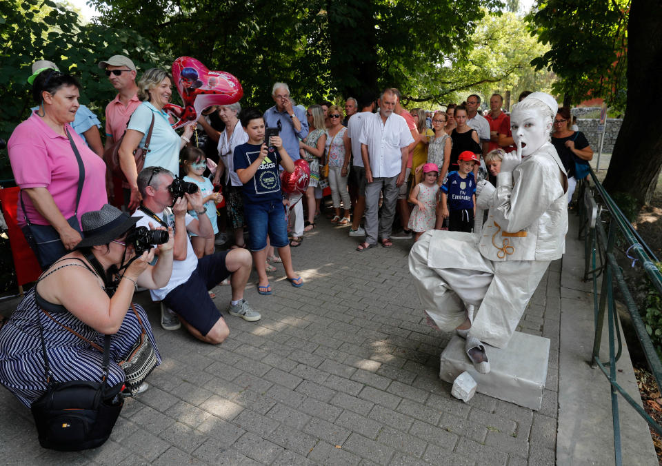 Living statues take over Belgian town