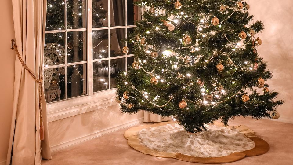 how to hang garland greenery curtain