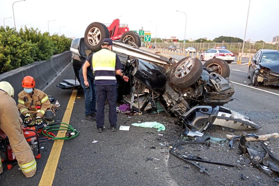 國道一號新營路段19日下午發生兩車對撞車禍，警方初步調查發現為何姓男子駕駛自小客貨車，於新營北向地磅處逆向往南行駛於內側車道，與順向行駛、由廖男駕駛的自小客車對撞，兩人皆受傷送醫。（讀者提供）