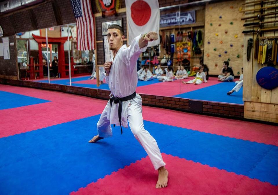 El karateca del equipo de Estados Unidos Edgar Torres, cinturón negro, segundo Dan, se entrena en el Art &amp; Sport Center Bushido JKS en Hialeah, el 14 de septiembre de 2022.