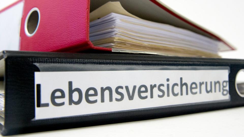 Eine Risikolebensversicherung sichert Hinterbliebene im Todesfall finanziell ab.