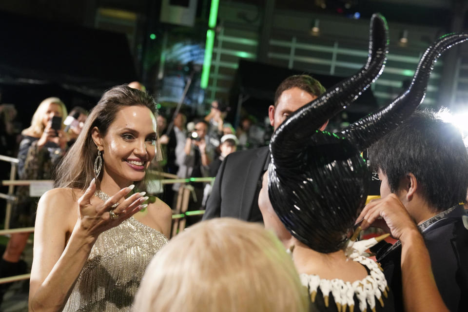 Otro de los momentazos del estreno fue cuando Angelina descubrió que una de sus fans iba disfrazada de su personaje. ¡Épico! (Foto: Christopher Jue / Getty Images)