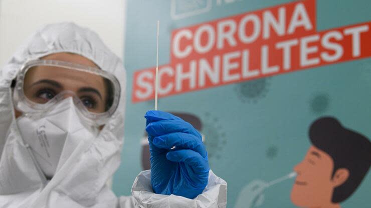 Eine Mitarbeiterin der Firma CoviMedical UG bereitet am Morgen im Corona-Testcenter hinter dem Hygienemuseum einen Schnelltest auf das Coronavirus vor. Foto: dpa