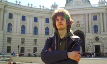 <p>Mit nur 15 Jahren ist der aus Serbien stammende Nikola Negovanovic der aktuell jüngste Student an der Universität Wien. Mit 13 gewann er bereits die österreichischen Mathematikmeisterschaften. Neben seinem naturwissenschaftlichen Talent ist Nikola auch ein überaus begabter Musiker: Neben Gitarre und Klavier, die er beide hervorragend spielt, singt er außerdem im Schulchor. (Bild: YouTube/SrpskaNaučnaTV) </p>