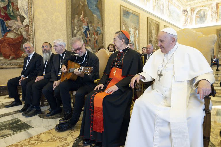 León Giego le cantó "Solo le pido a Dios" al Papa Francisco en el Vaticano; a su lado, el cardenal Miguel Ayuso, presidente del Pontificio Consejo del Diálogo Interreligioso