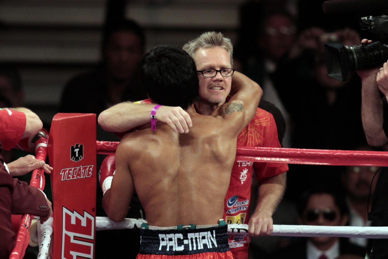 Freddie Roach abraza a Manny Pacquiao antes de su pelea contra Miguel Cotto el 14 de noviembre de 2009 en Las Vegas | (AP Photo/Isaac Brekken)