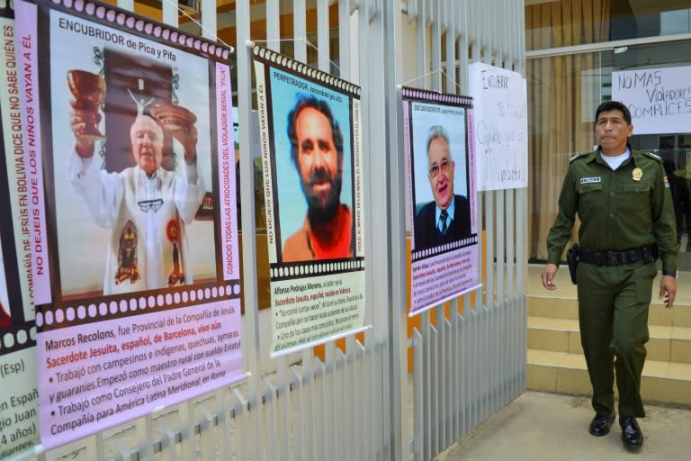 Afiches de los jesuitas españoles Marcos Recolons, Alfonso 'Pica' Pedrajas y Ramón Alaix, encubridores y abusador confeso de menores en un colegio católico de Cochabamba, Bolivia (FERNANDO CARTAGENA)