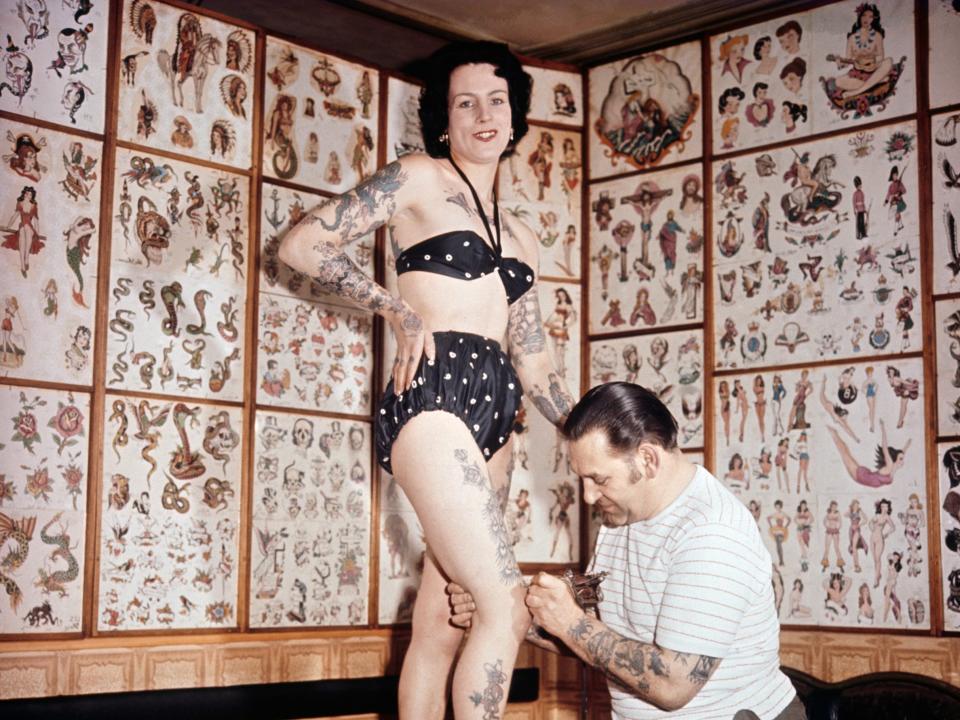 A woman is tattooed in 1950