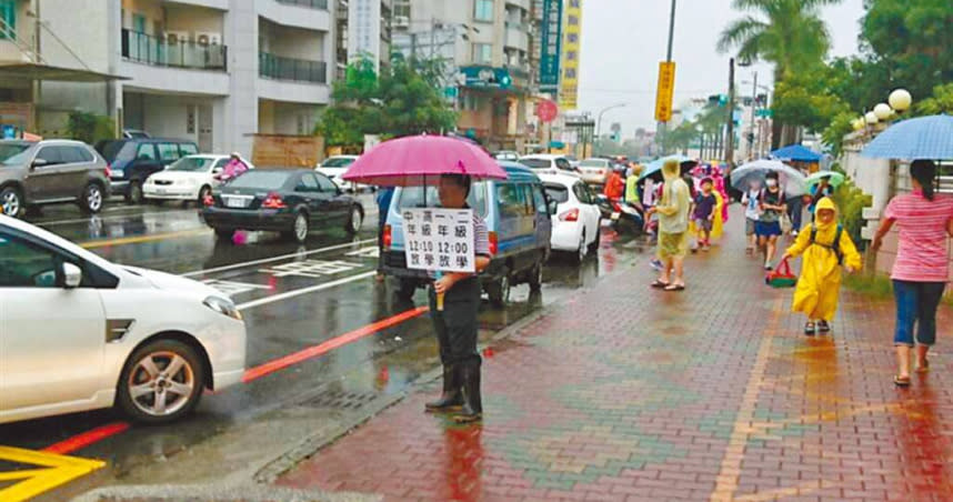 家長若在禁止臨時停車紅線接送上下車，但是沒有妨礙其他人、車通行的情況，警方可視個案具體事實，施以勸導免予舉發。（圖／報系資料照）