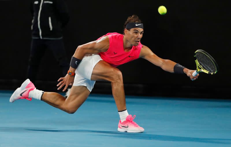 El español Rafael Nadal en acción durante su partido contra el australiano Nick Kyrgios