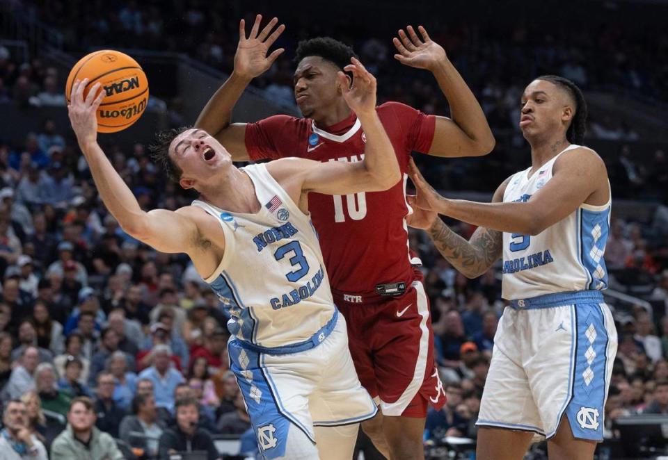 Alabama’s Mouhamed Dioubate (10) defends North Carolina’s Cormac Ryan (3) in the second half during the NCAA Sweet Sixteen on Thursday, March 28, 2024 at Crypto.com Arena in Los Angeles, CA.