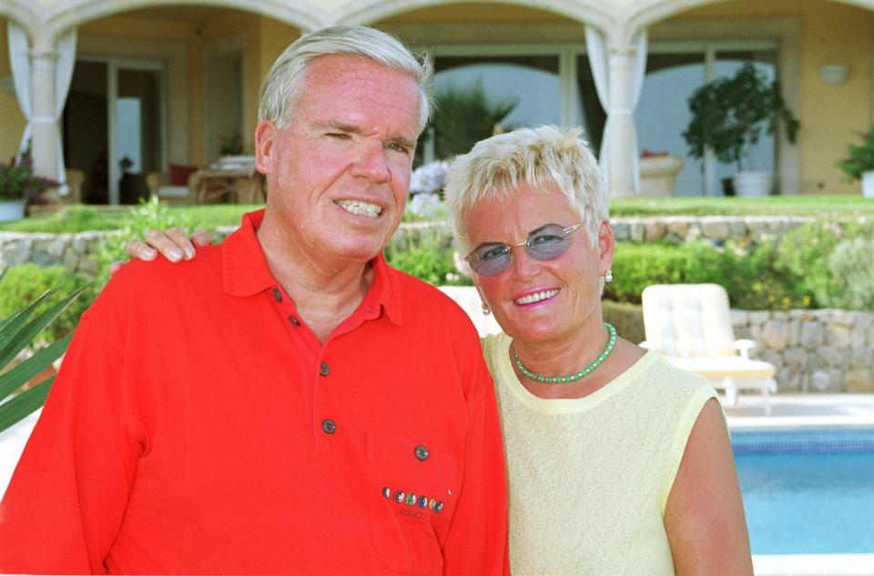 Klaus-Michael Kühne mit seiner Frau vor seinem Haus auf Mallorca im Jahr 2003. - Copyright: picture alliance/United Archives | Frank W Hempel