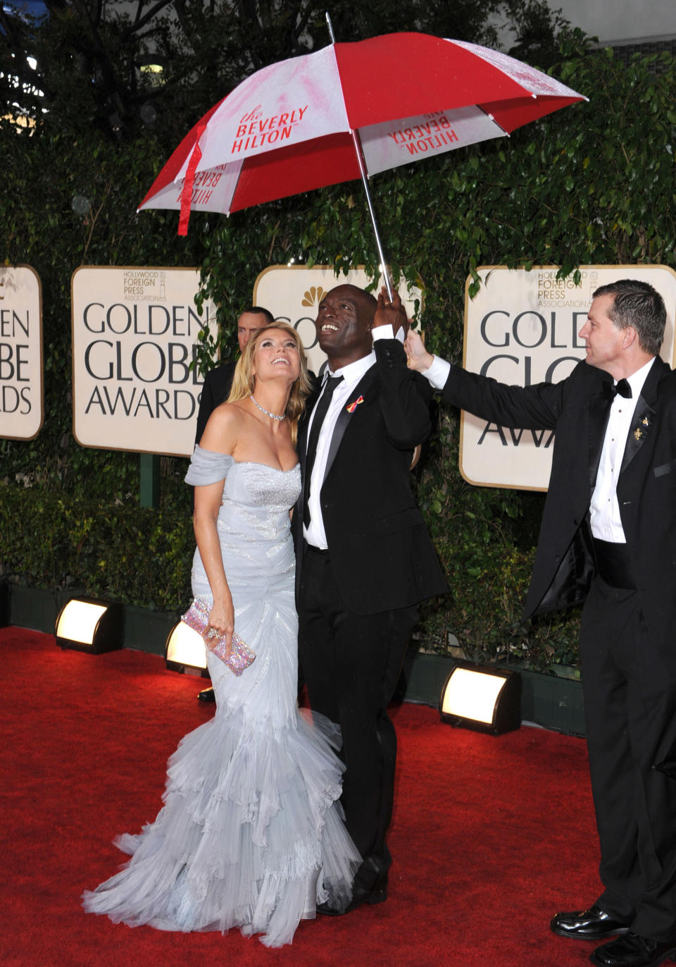 <p>Dass es bei den Golden Globes 2010 regnete, schien das Model und ihren Ex-Mann Seal nicht zu stören. Kein Wunder, in solch einem Traum von Roberto Cavalli gerät das Wetter schnell zur Nebensache.</p> 