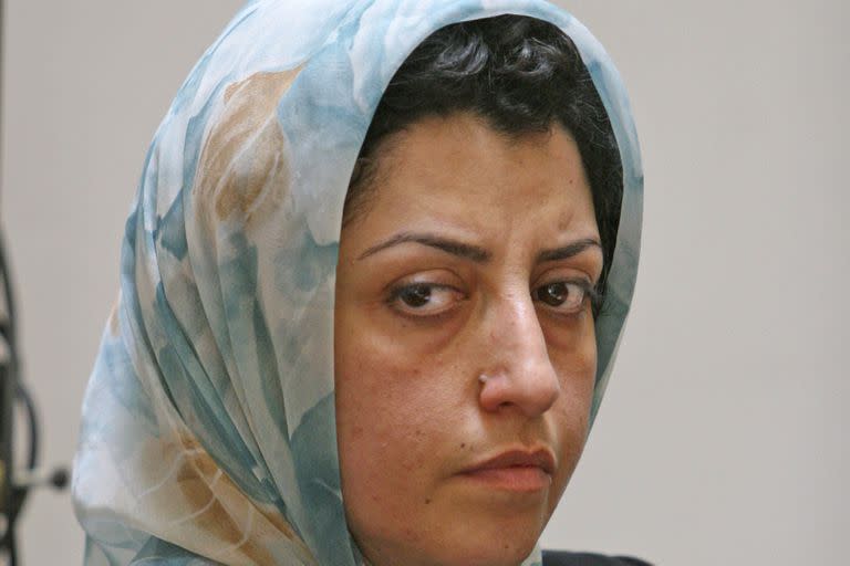 El destacado activista iraní de derechos humanos Narges Mohammadi participa en una reunión sobre los derechos de las mujeres en Teherán