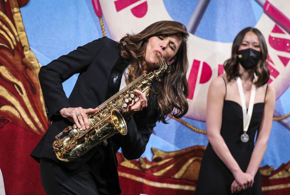 jennifer garner plays saxophone