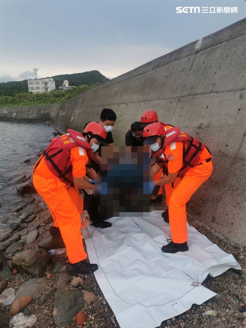 海巡人員將鄭男遺體搬運上岸。（圖／翻攝畫面）