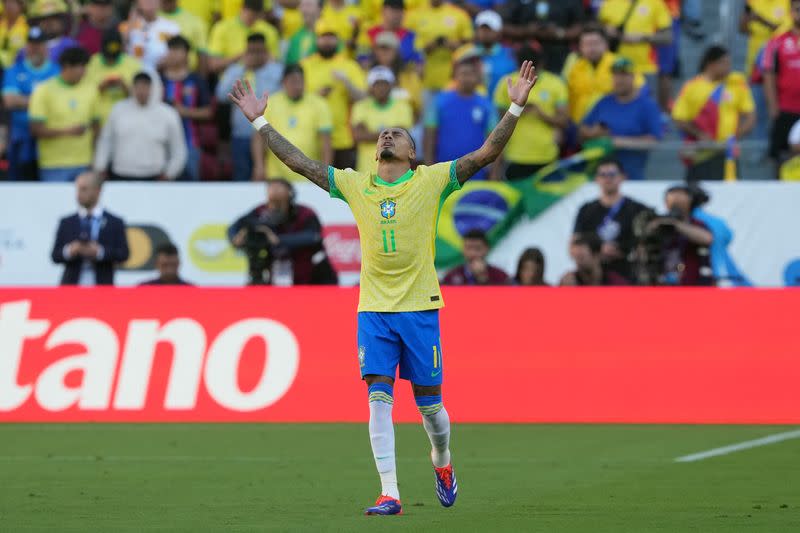 Foto del martes del mediocampista de Brasil (11) celebra tras marcar ante Colombia