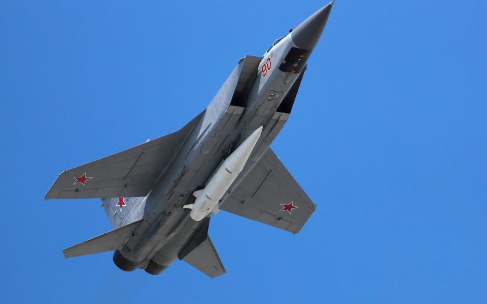 A Russian Air Force MiG-31K jet carries a high-precision hypersonic aero-ballistic missile - Pavel Golovkin /AP