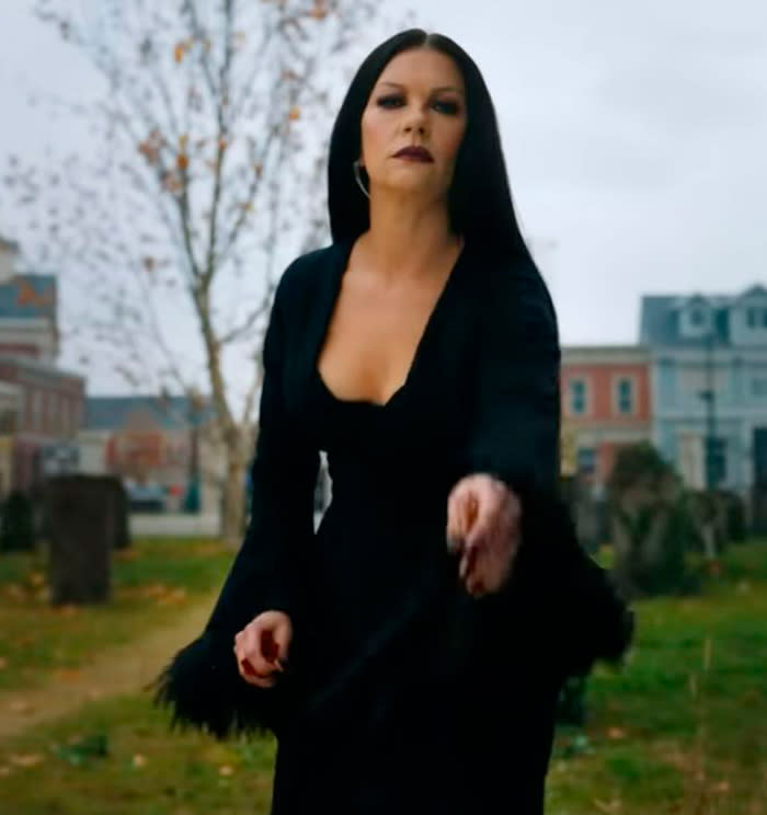 Catherine Zeta-Jones interpreta a Morticia en la nueva versión que prepara Netflix de La Familia Addams