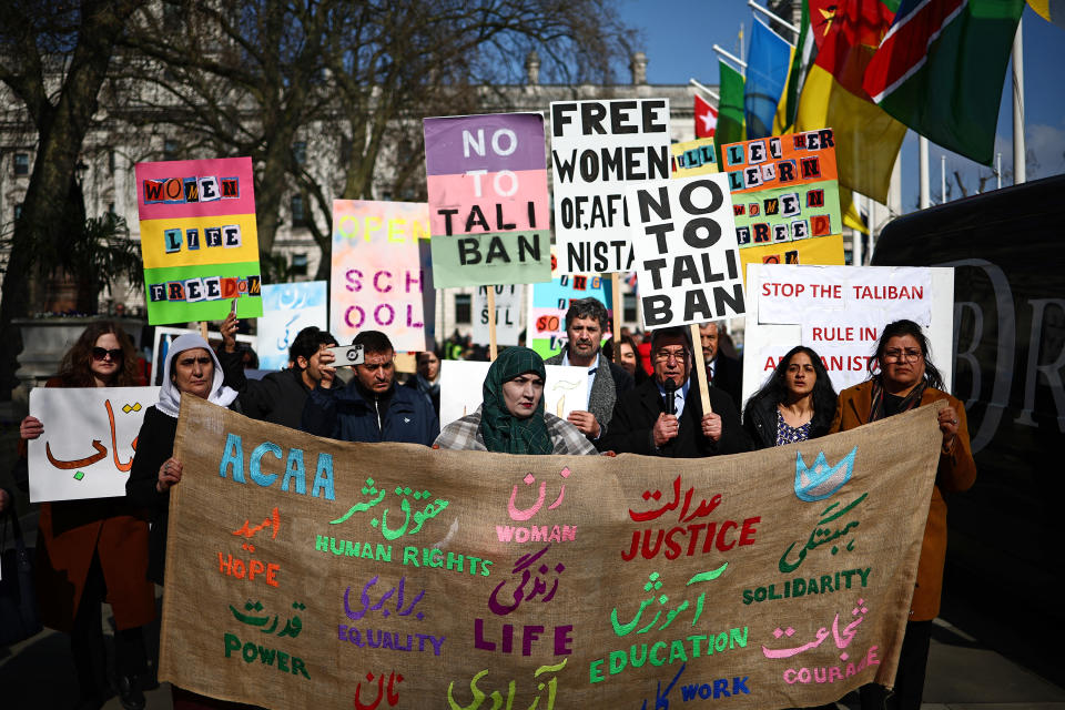 Protesta a favor de los derechos de las mujeres afganas en Londres. (Photo by HENRY NICHOLLS/AFP via Getty Images)