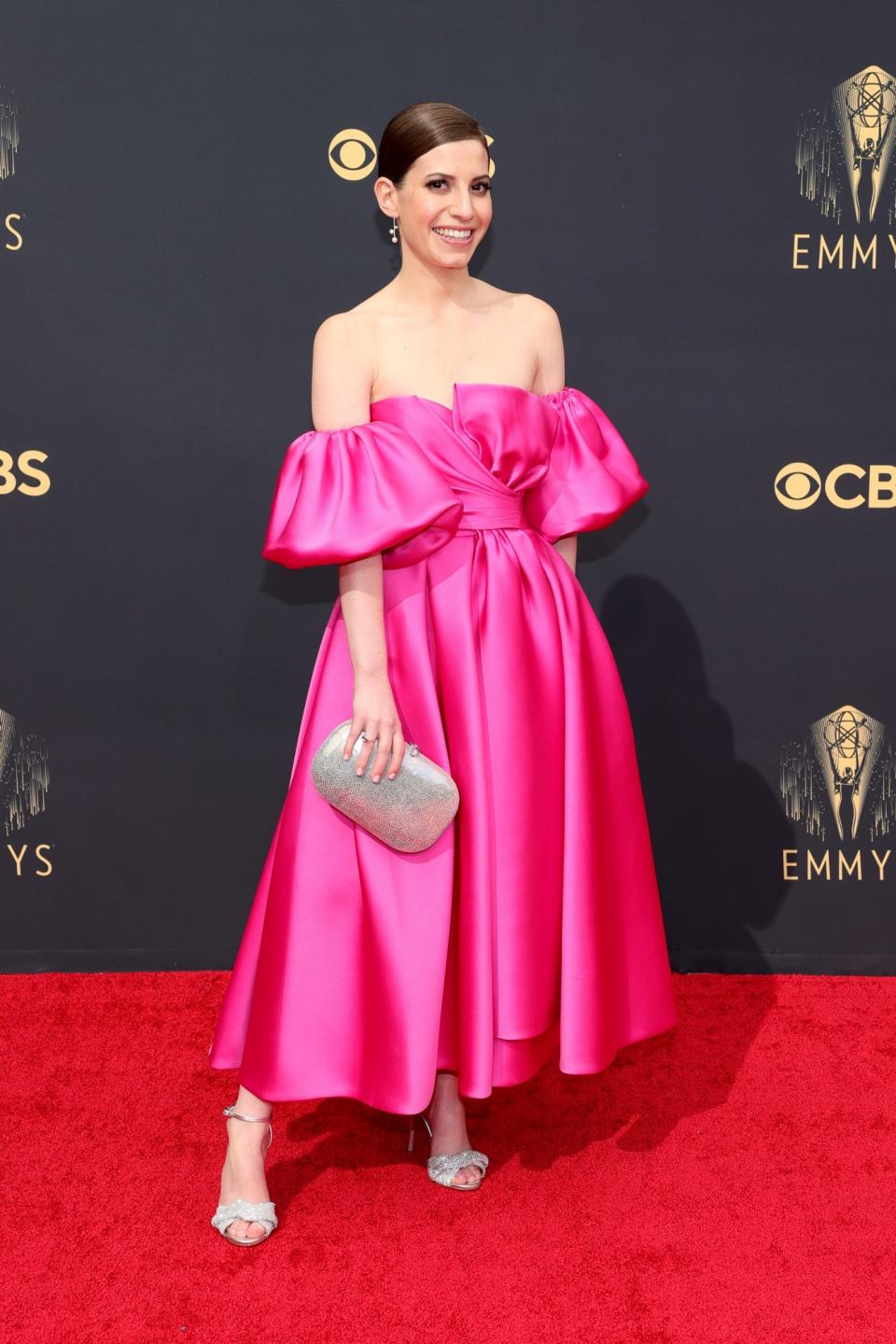 <p>Muy sonriente, la actriz lució muy colorida con este vestido satinado fucsia con escote bañera, mangas farol y mucho vuelo de<strong> J. Mendel</strong> que combinó con sandalias joya. </p>