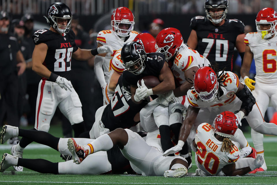 ATLANTA, GA – SEPTEMBER 22: Atlanta Falcons running back Bijan Robinson (7) is wrapped up during the Sunday night NFL game between the Atlanta Falcons and the Kansas City Chiefs at Mercedes-Benz Stadium on September 22, 2024 in Atlanta, Georgia. (Photo by David J. Griffin/Icon Sportswire via Getty Images)