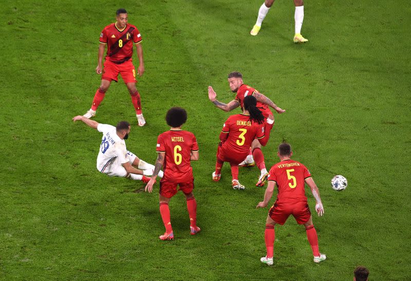 El francés Karim Benzema marca el primer gol de su equipo