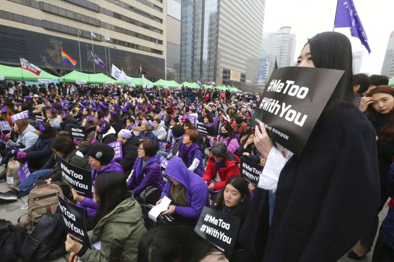 南韓女性在首爾街頭聲援#MeToo運動。（美聯社）