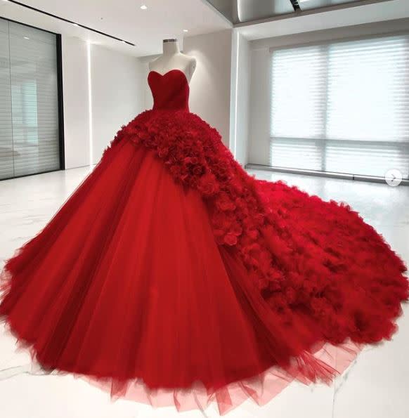 紅色的婚紗上縫上了2500朵的立體花朵，拖尾還長達250公分。（圖／翻攝自nicolefeliciacoutureIG）