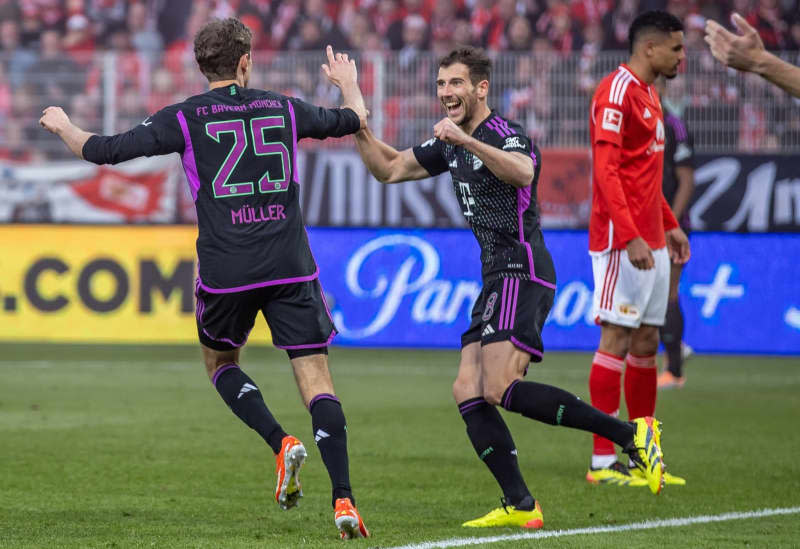 Bayern Munich's Thomas Mueller (L) celebrates scoring his side's third goal with teammate Leon Goretzka during the German Bundesliga soccer match between 1. FC Union Berlin and Bayern Munich at An der Alten Foersterei. Andreas Gora/dpa