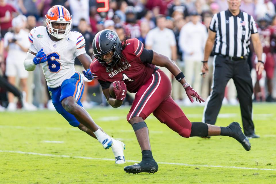 South Carolina tight end Trey Knox (1) runs after a reception against Florida in October.