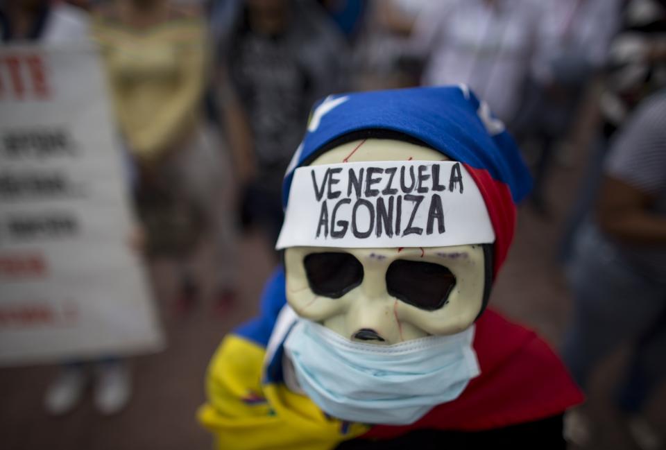 Las enfermeras protestaban en febrero 2018 por la escasez de medicamentos y servicios médicos que causan muertes prevenibles en Venezuela. Uno de los más afectados son los pacientes psiquiátricos, que recaen en crisis profundas por suspender su tratamiento. (Foto AP/Ariana Cubillos)