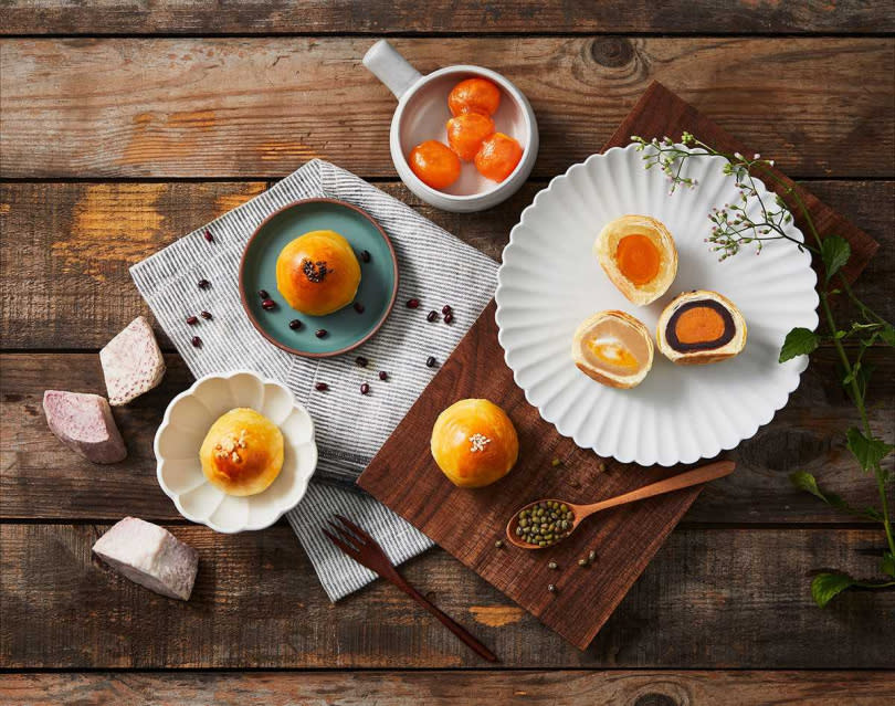 許煜新主廚首度挑戰傳統中式甜點之作，推出兩款蛋黃酥。（圖／香格里拉台南遠東國際大飯店、台北神旺飯店）br