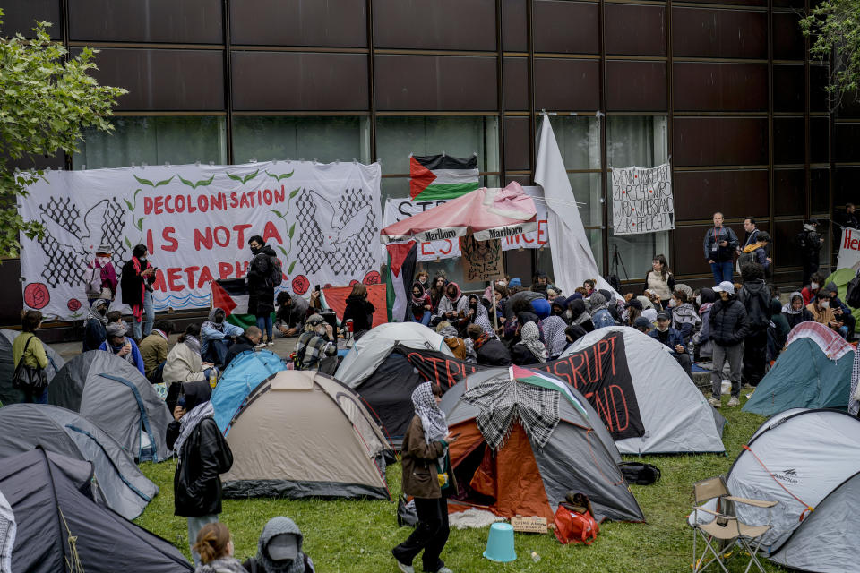 有多達80人7日在柏林自由大學（Free University Berlin）校園庭院設置抗議營區。（美聯社）