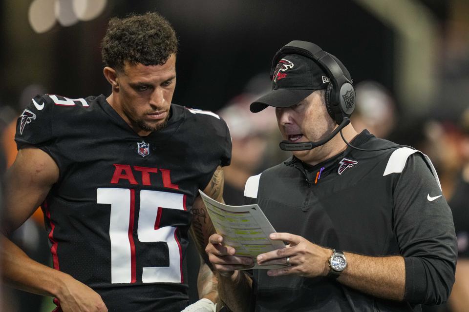 Aug 27, 2022; Atlanta, Georgia, USA; Atlanta Falcons quarterback Feleipe Franks (15) and head coach Arthur Smith talk on the bench against the <a class="link " href="https://sports.yahoo.com/nfl/teams/jacksonville/" data-i13n="sec:content-canvas;subsec:anchor_text;elm:context_link" data-ylk="slk:Jacksonville Jaguars;sec:content-canvas;subsec:anchor_text;elm:context_link;itc:0">Jacksonville Jaguars</a> during the second half at Mercedes-Benz Stadium. Mandatory Credit: Dale Zanine-USA TODAY Sports