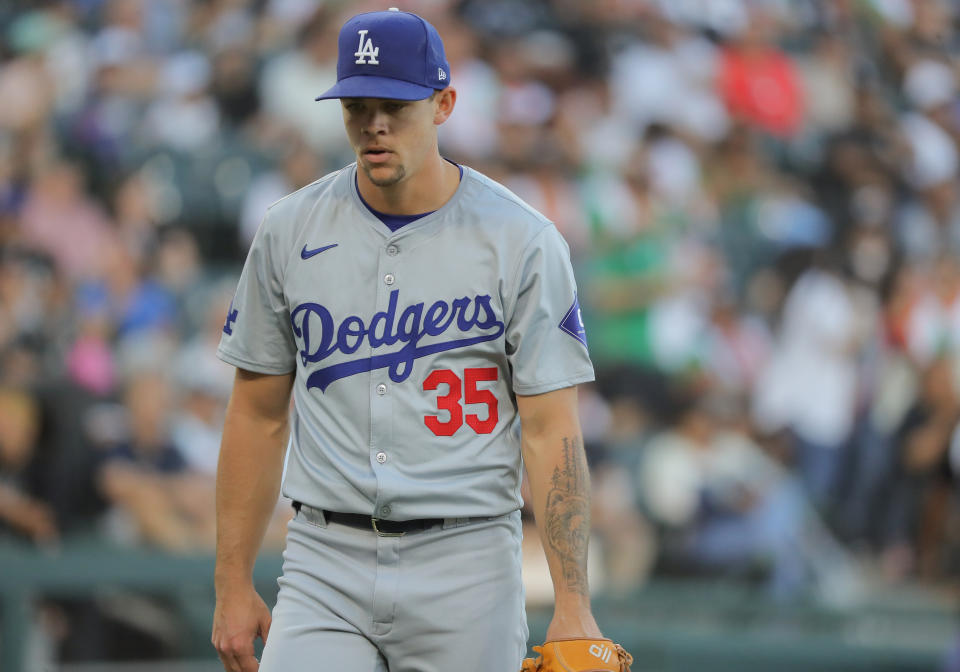 CHICAGO, IL - 26 DE JUNIO: Gavin Stone #35 de los Dodgers de Los Ángeles camina hacia el dugout después del tercer out en la segunda entrada contra los Medias Blancas de Chicago el 26 de junio de 2024 en el Guaranteed Rate Field en Chicago, Illinois. (Foto de Melissa Tamez/Icon Sportswire vía Getty Images)