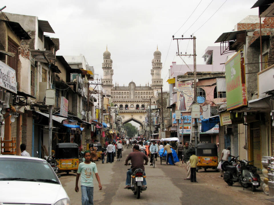 <b>Hyderabad, India </b><br> La quinta aglomeración urbana del país, mundialmente conocida por el comercio y artesanía de perlas, tiene una rica historia y tradición. Después de la independencia de la India, los palacios y jardines de recreo fueron vendidos, saqueados o tapados con nuevas construcciones. Sin embargo, recientemente varias joyas arquitectónicas de la Ciudad Vieja de Hyderabad han sido renovados, como el Falaknuma Palace, que una vez fue el dominio exclusivo de la realeza y hoy es un lujoso hotel siete estrellas restaurado por el Grupo Taj. Otros monumentos y edificios de Hyderabad están siendo remodelados, para que la ciudad sea redescubierta en el mapa del turismo. Flickr/<a href="http://www.flickr.com/photos/mckaysavage/" rel="nofollow noopener" target="_blank" data-ylk="slk:Mckaysavage;elm:context_link;itc:0;sec:content-canvas" class="link ">Mckaysavage</a>