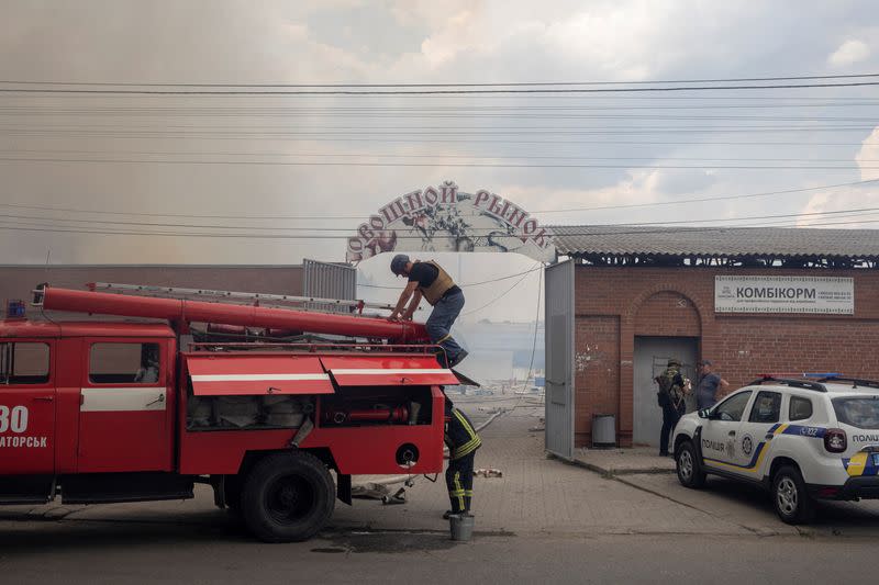 Bomberos trabajan para extinguir un incendio en el mercado tras un bombardeo, mientras continúa el ataque de Rusia a Ucrania, en Sloviansk, región de Donetsk, Ucrania
