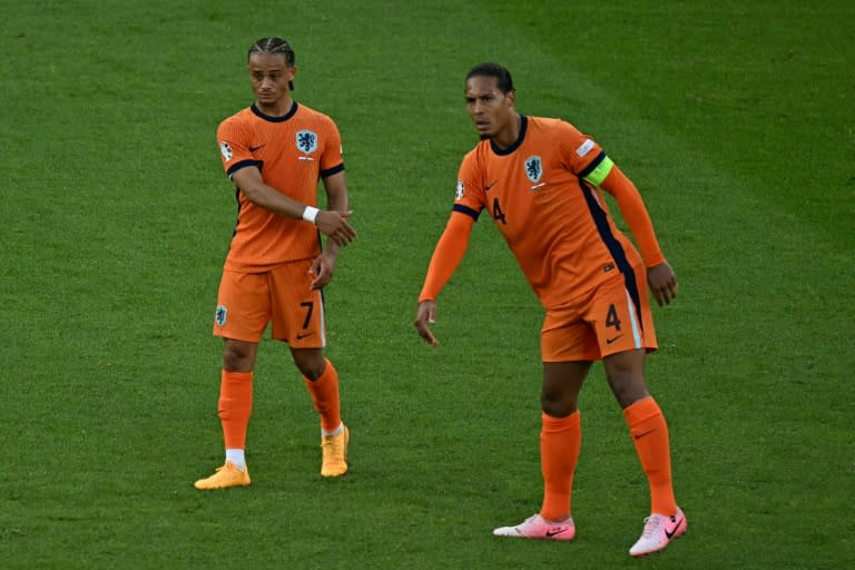 El mediapunta neerlandés Xavi Simons (izquierda) y el defensa Virgil van Dijk (derecha) durante el partido de su selección ante Austria, el 25 de junio de 2024 (GABRIEL BOUYS)