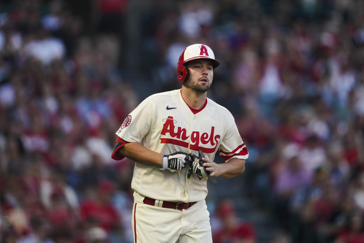 MLB: Harper hits career homer No. 299, Phillies slug 5 homers in